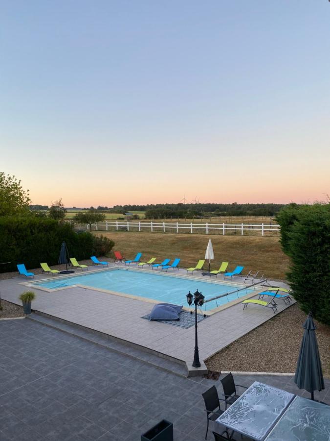 Kourline Villalunoterie Futuroscope Piscine Spa Oyre Exteriör bild